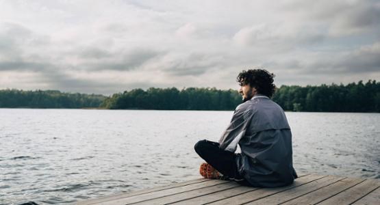 Man blickar ut mot havet.