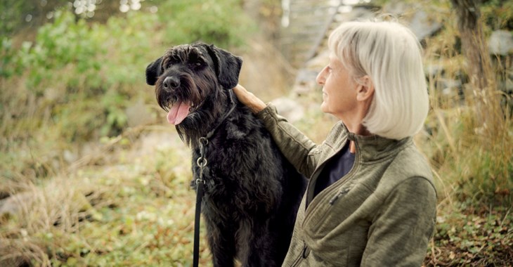 Kvinna med svart hund.