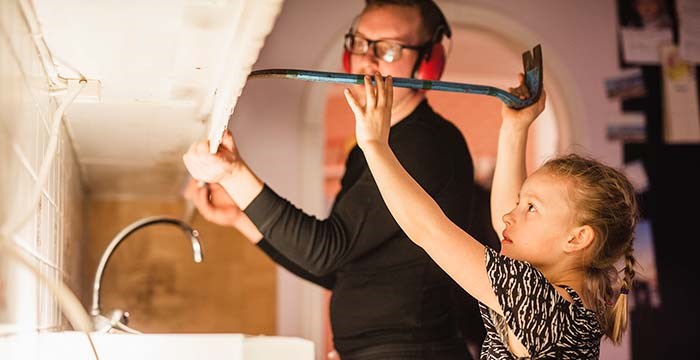 Pappa och dotter river kök.