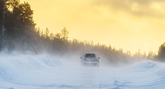 Bil på snötäckt väg.