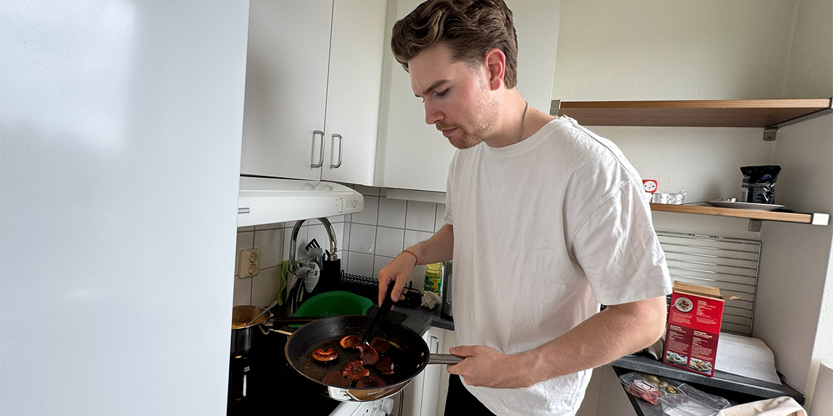 Emil lagar mat i sitt lilla kök.
