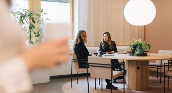 Kvinnor sitter vid ett bord.