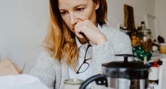 Person som funderar på företaget cybersäkerhet.