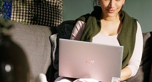 Kvinna sitter med datorn.