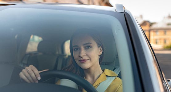 Kvinna i bil.