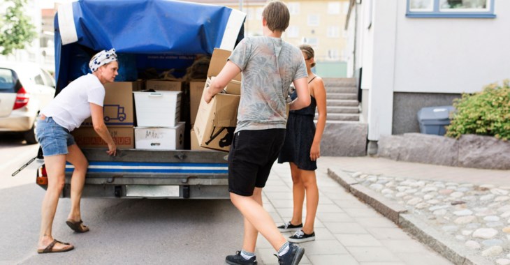 Flyttlådor lastas på en släpvagn.