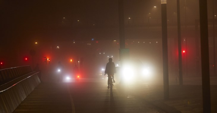 Person som cyklar i mörker.