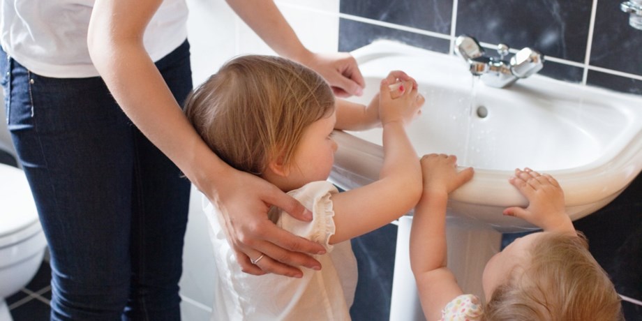 Barnfamilj i badrum.