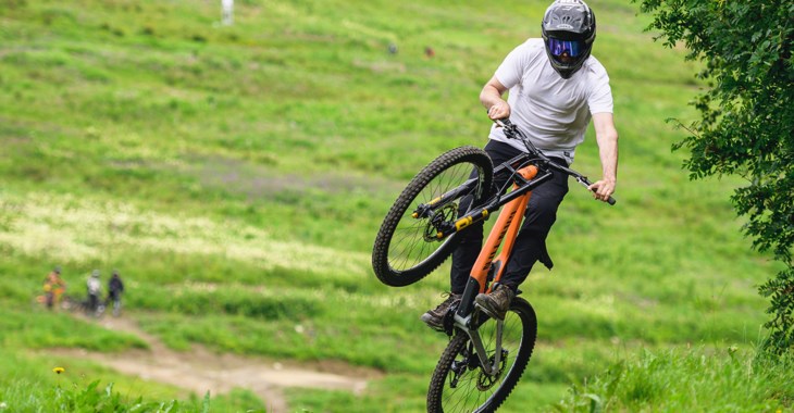 Kille hoppar med mountainbike