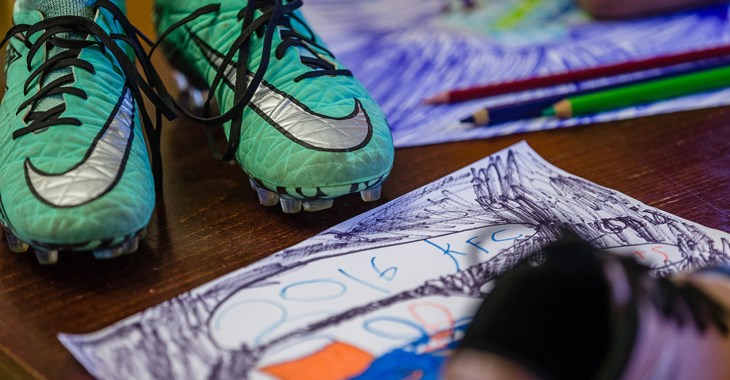 Gröna fotbollsskor.