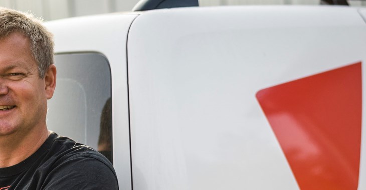 Stefan Nilsson framför sin företagsbil.
