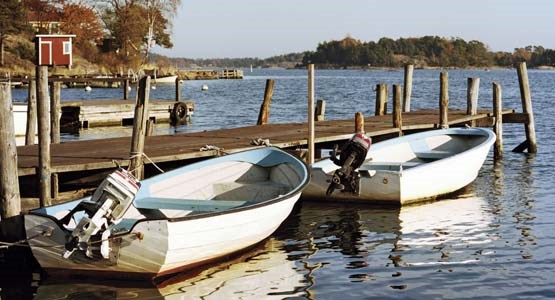 Båtar vid brygga.