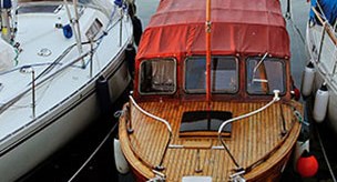 Tre förtöjda båtar