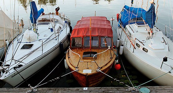 Båtar förtöjda vid brygga.