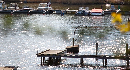 En brygga vid en båthamn.