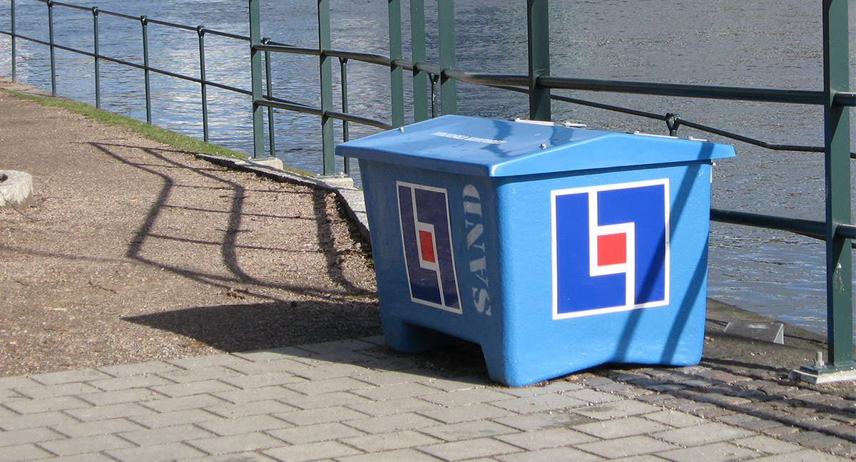 En blå sandlåda med LF-logotyp.
