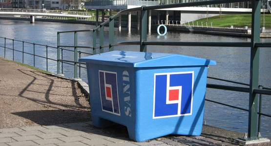 Sandlåda för halkbekämpning med LF-logga.