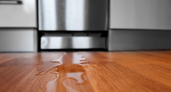 Vattenläcka på trägolv i kök