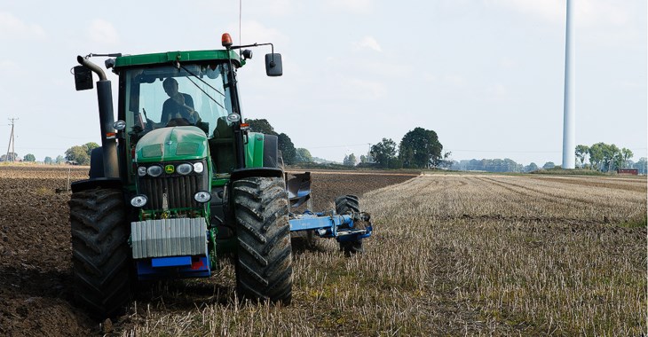 Traktorförsäkrad traktor på åker.