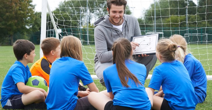En grupp barn med sin tränare.