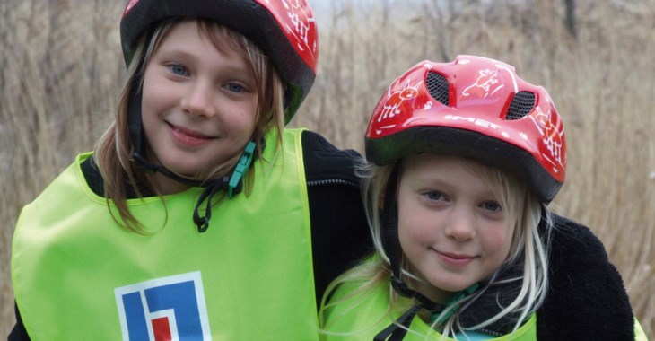 Två barn med reflexväst.