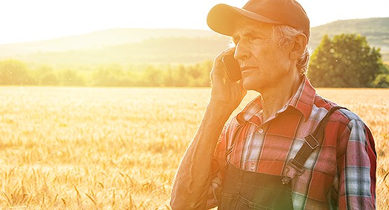 Lantbrukare som talar i telefon