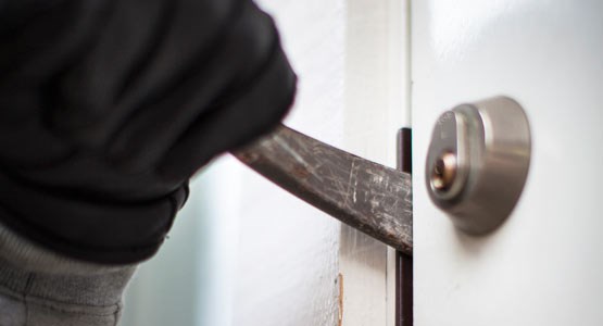 Ett grönt hus i skymning 