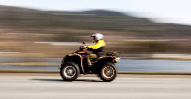 Fyrhjuling i hög hastighet.