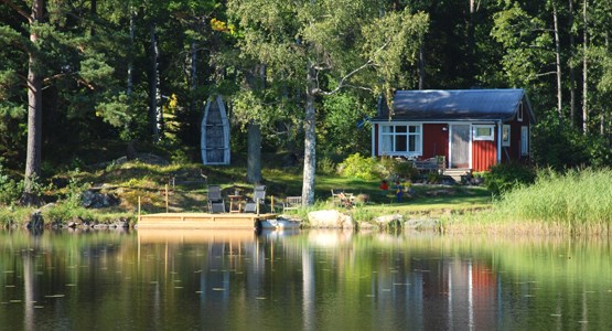En stuga i sommaridyll.