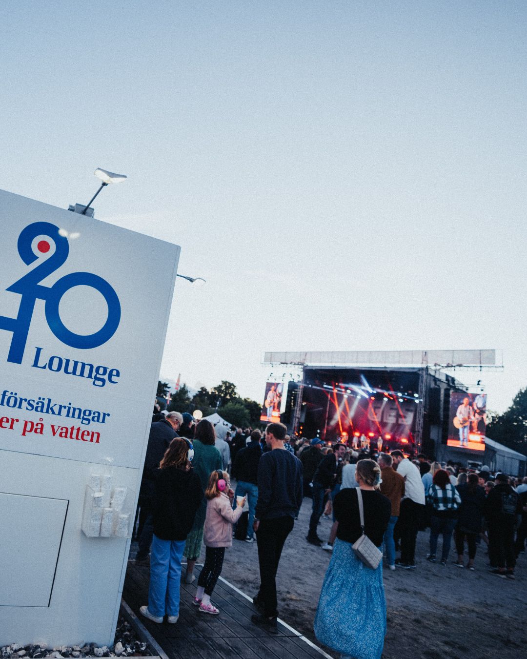 människor på hasslöfestivalen. bild.