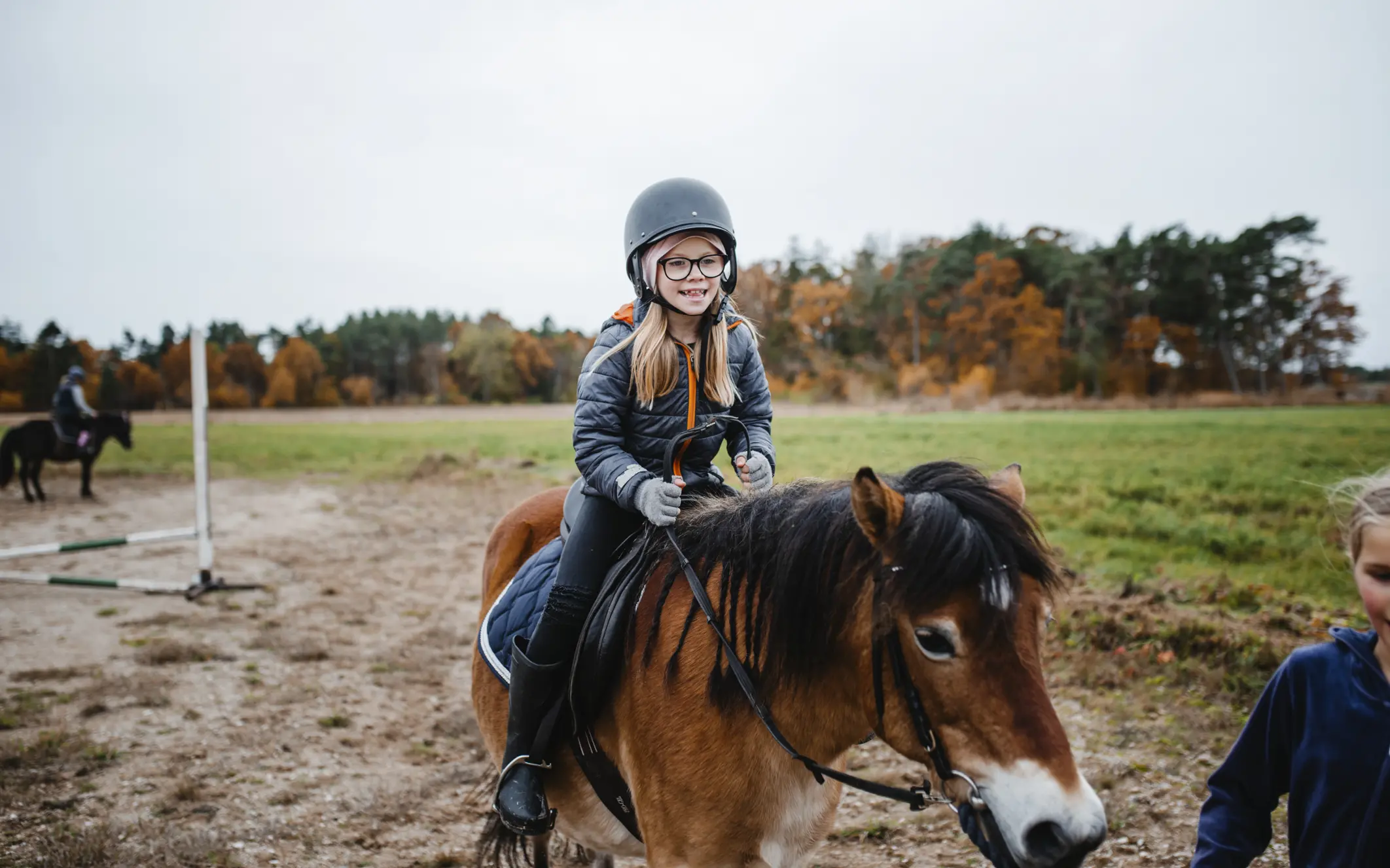 Tjej som rider på häst.