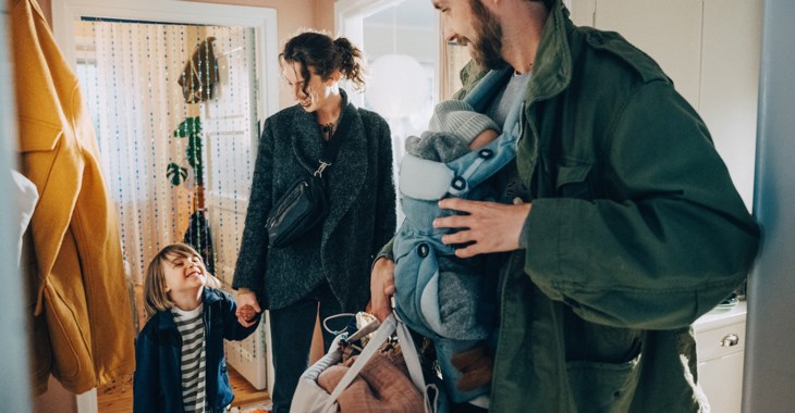 Tvillingsystrarna Emma och Emelie Ingvarsson driver stall Gangsmad utanför Nybro