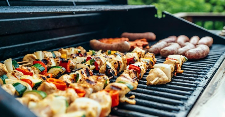 Grillspett på en grill.