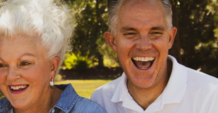 Kvinna och man som skrattar tillsammans.