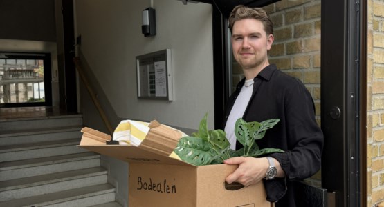 En ung man på väg att flytta in i sin nya lägenhet med BoDealen.