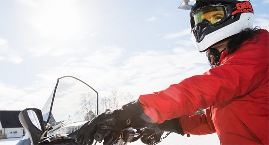 Person på snöskoter.