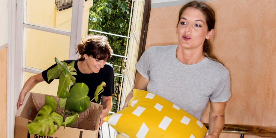 Ungt par som flyttar.