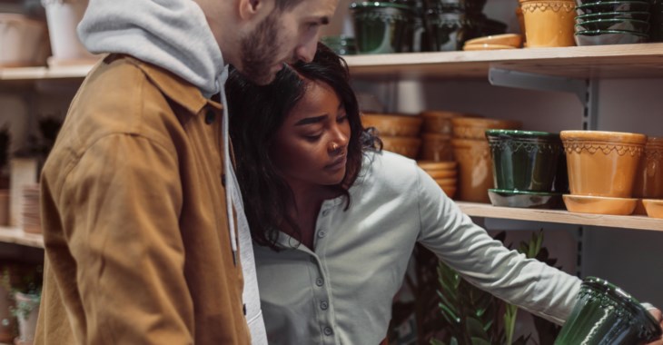 Par tittar på blomkrukor, bild.