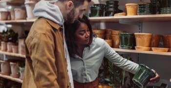 Par som är i affären för att köpa blomkruka.