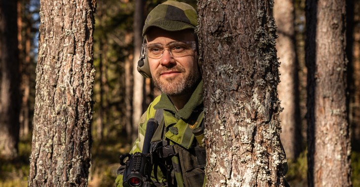 Tvillingsystrarna Emma och Emelie Ingvarsson driver stall Gangsmad utanför Nybro