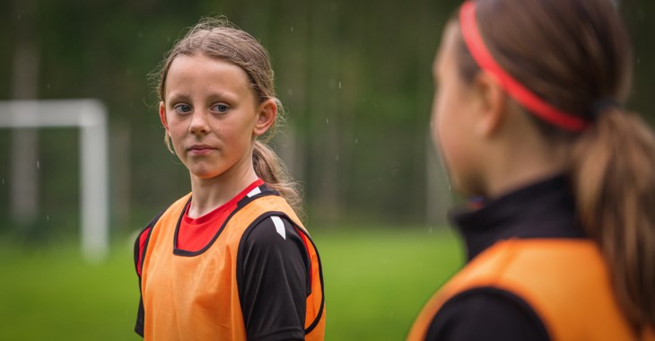 Två tjejer som spelar fotboll