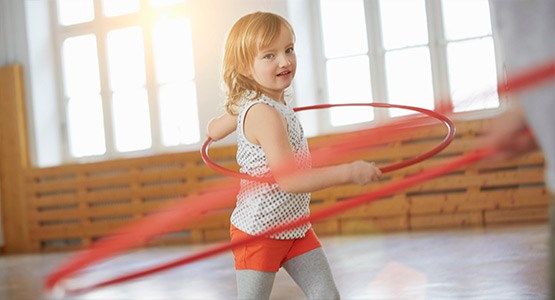 Barn som gör gymnastik.