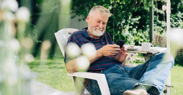 Tvillingsystrarna Emma och Emelie Ingvarsson driver stall Gangsmad utanför Nybro