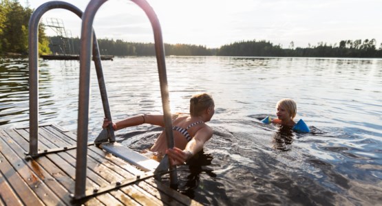 Par i lägenhet omringade av flyttkartonger