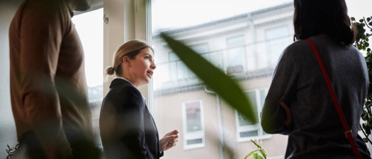 Mäklare med par på visning