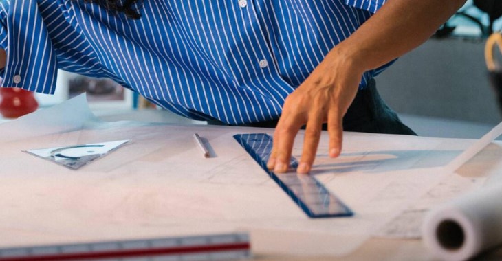 Kvinna jobbar med ritning