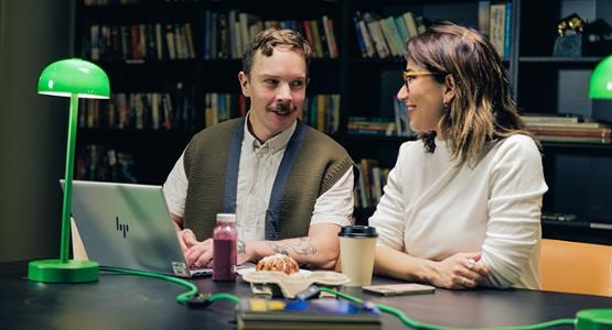 Två medarbetare sitter med en laptop