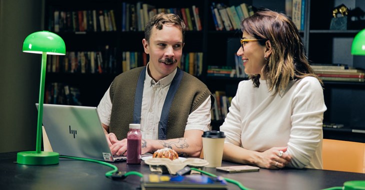 Företagare som funderar på kostnaden av att anställa medarbetare.