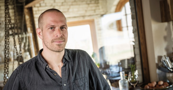 Gustav Ovland hemma i sitt kök.