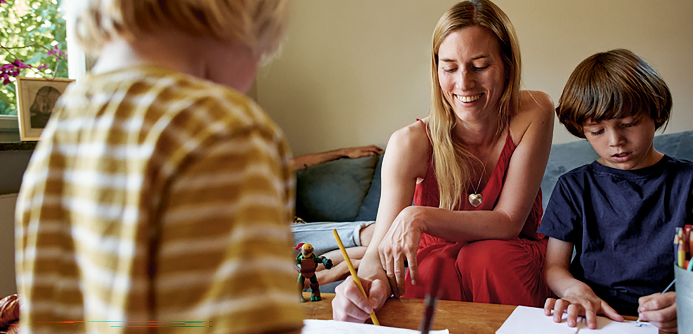 Kvinna med två barn.